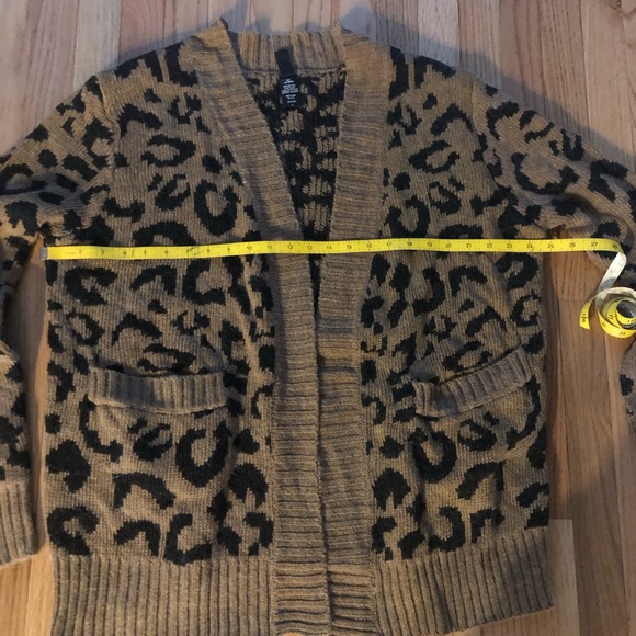 Windsor leopard open cardigan size medium. Very good condition. Never worn. - Picture 6 of 7